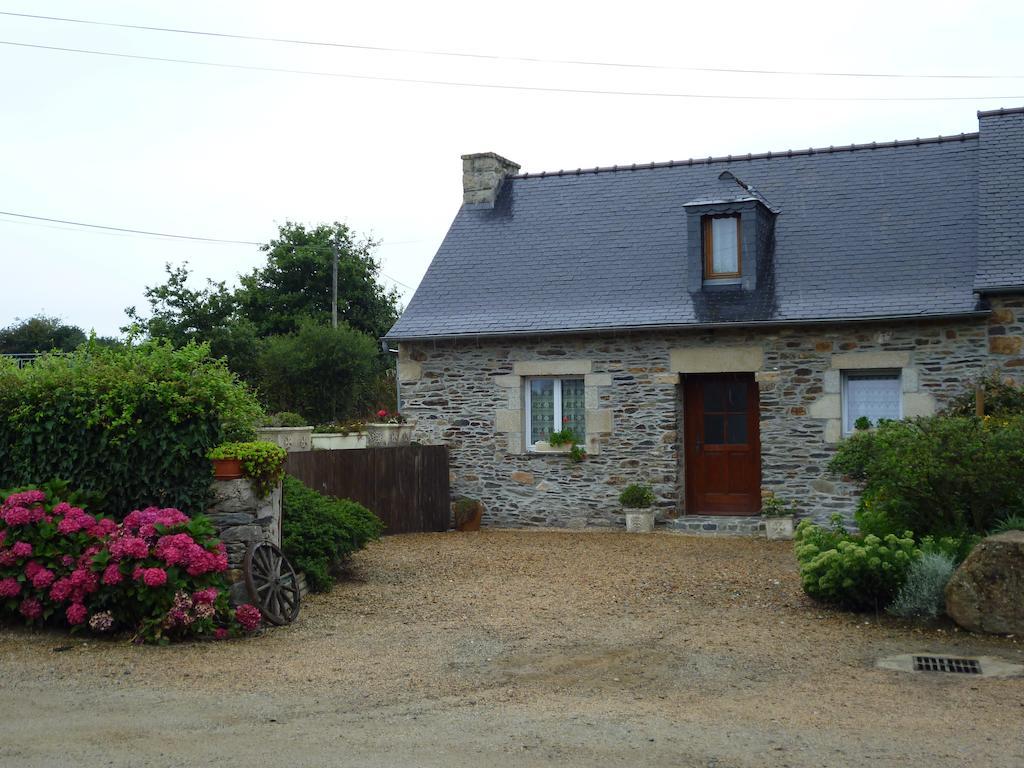 Les Gites De Kerroyal Garlan Esterno foto