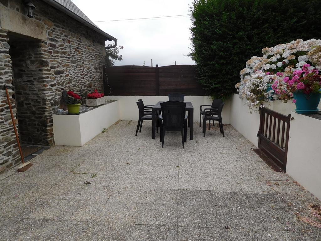Les Gites De Kerroyal Garlan Esterno foto