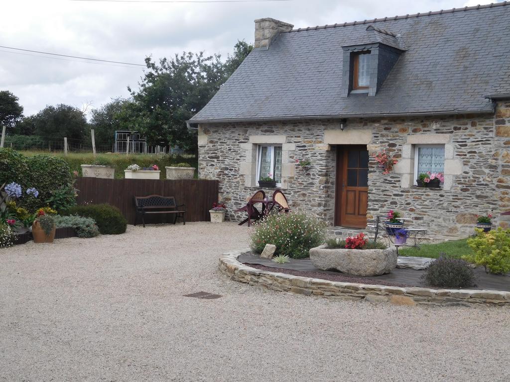 Les Gites De Kerroyal Garlan Esterno foto
