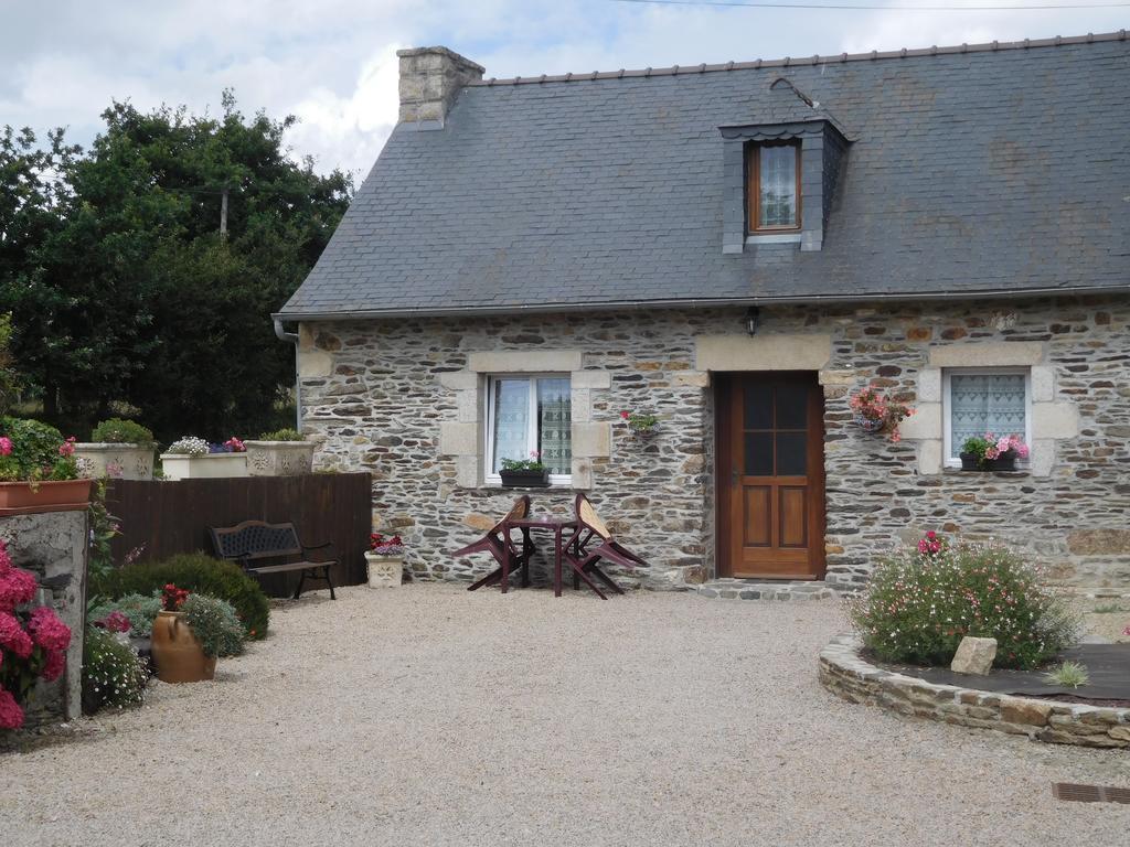 Les Gites De Kerroyal Garlan Esterno foto