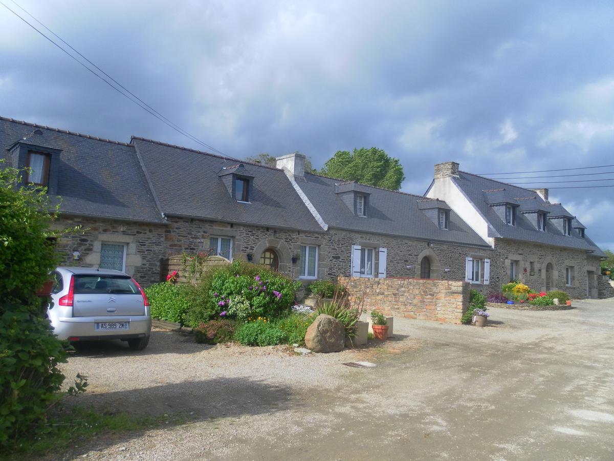 Les Gites De Kerroyal Garlan Esterno foto